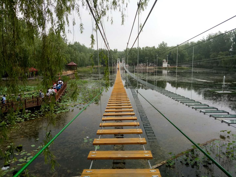 山东滕州微山湖红荷湿地步步惊心紧张施工现场