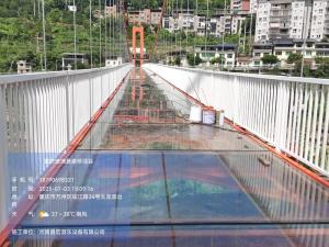 重庆市万州区180米玻璃悬索桥完工